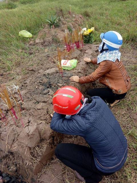 Bắt nghi phạm liên quan vụ thi thể phụ nữ trong cống nước - 2
Người dân địa phương cho biết nhóm người này hôm nay đã đến thắp hương cho người phụ nữ xấu số và khóc lóc rất thảm thiết.