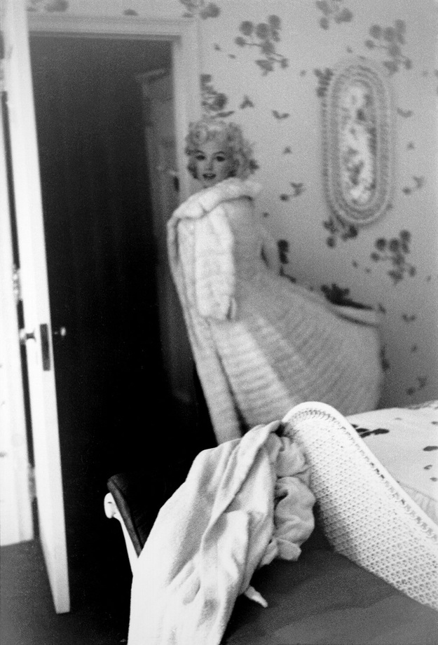 Người đẹp thiên thần đã xong xuôi, bức ảnh như ghi lại một dáng hình bồng bềnh nhẹ lướt trong không gian. Marilyn chắc chắn sắp có một buổi tối vui vẻ.