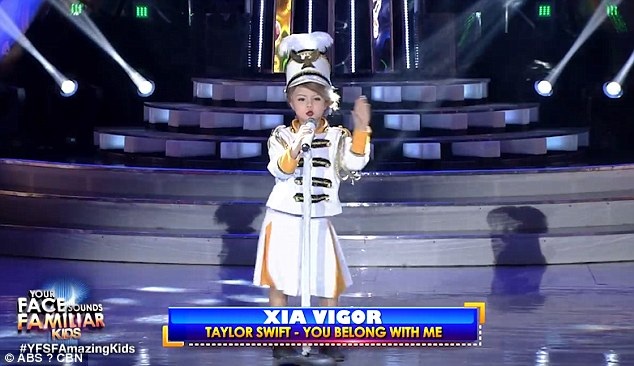 The British girl is becoming a hot phenomenon on the show "Familiar Kids" in the Philippines when impersonating Taylor Swift very well.
