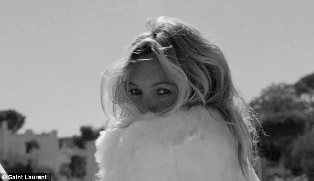 Quảng cáo thời trang này được thực hiện ở thời điểm 25 năm sau khi Kate Moss từng gây tranh cãi trong một bộ ảnh quảng cáo khác hồi năm 1992. Khi đó, Kate Moss 18 tuổi, cô cũng để ngực trần xuất hiện trong bộ ảnh thời trang.