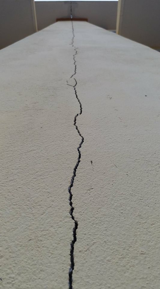 Trường hơn chục tỉ đồng chưa nghiệm thu đã nứt ngang, nứt dọc - 3 Vết nứt dọc từ mái xuống dưới chân tường