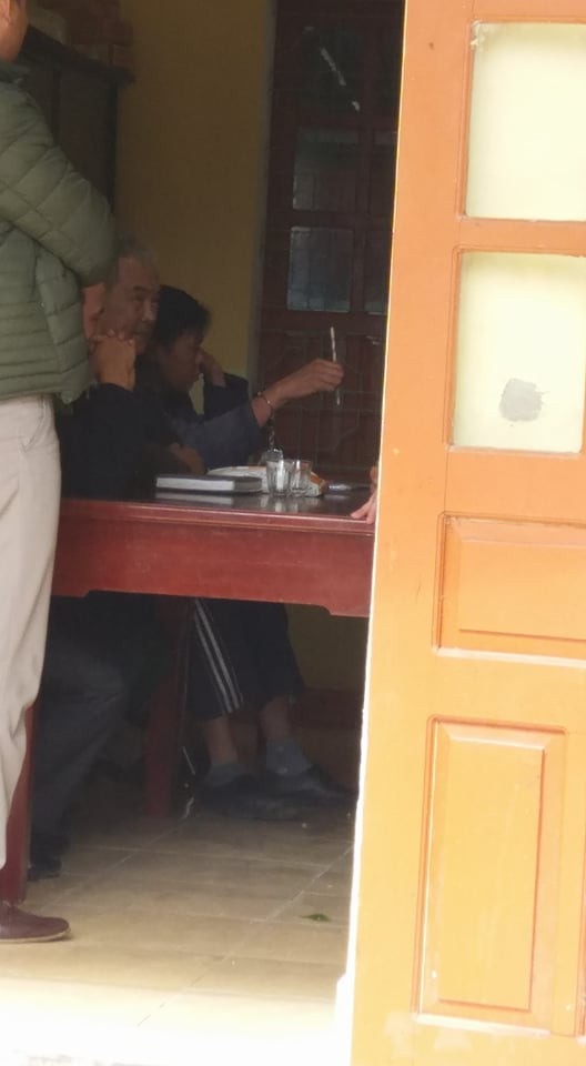 Hàng trăm người “vây” trụ sở xã suốt một ngày phản đối công an bắt người - 5 Công an huyện đang lấy lời khai của ông Cao để xử lý vụ việc