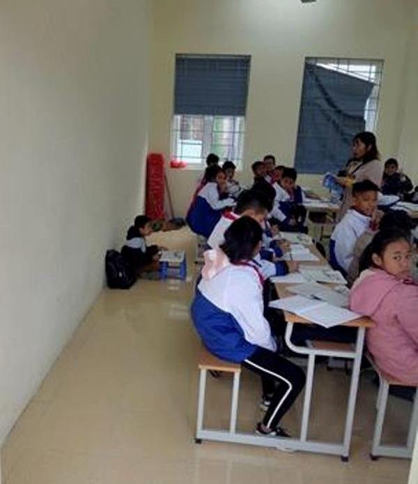 Cô giáo phạt nam sinh ngồi học dưới nền nhà vì không đeo khăn quàng đỏ - 1 Hình ảnh học sinh bị cô giáo phạt ngồi học dưới nền nhà được chia sẻ trên mạng xã hội