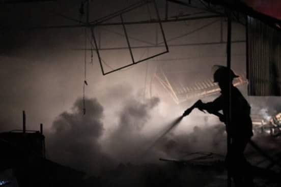 Chợ thị trấn bùng cháy lúc nửa đêm, tiểu thương trắng tay trước tết - 4