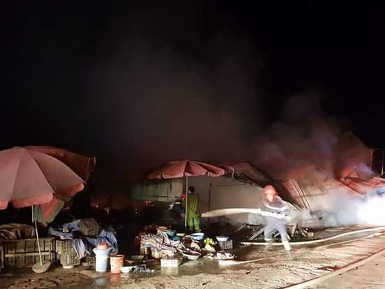 Chợ thị trấn bùng cháy lúc nửa đêm, tiểu thương trắng tay trước tết - 3