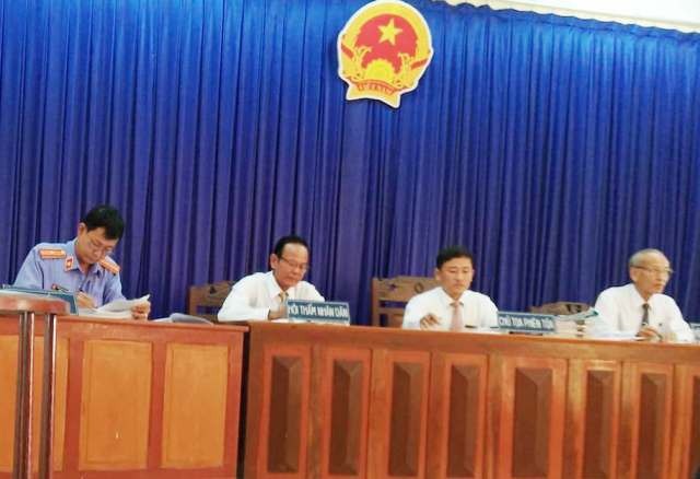 Cà Mau: Nhiều chứng cứ tòa không xem xét, đã bác yêu cầu của nguyên đơn! - 1
Phiên tòa sơ thẩm tại TAND huyện Thới Bình, HĐXX do thẩm phán Võ Quốc Văn làm Chủ tọa.