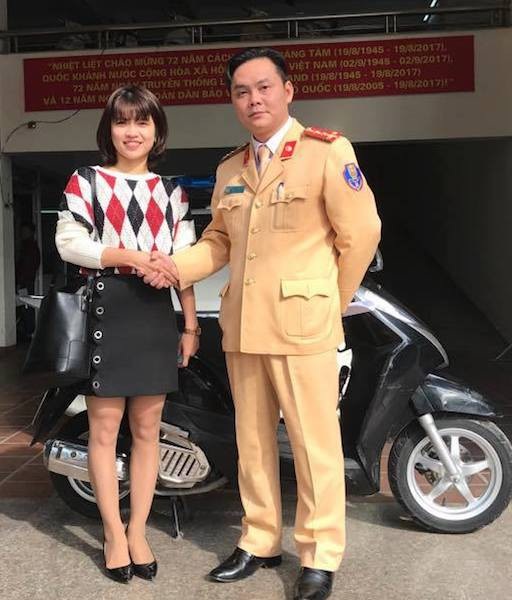Được thông báo nhận lại xe bị đánh cắp, thiếu nữ xúc động cảm ơn các chiến sĩ CSGT - 1
Đại uý Nguyễn Tuấn Cường - Phó Đội trưởng Đội CSGT số 2 Hà Nội bàn giao tài sản cho chủ nhân.
