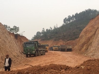 Đình chỉ hoạt động doanh nghiệp khai thác đất đá ảnh hưởng tới người dân - 1 Khai thác, vận chuyển đất đá gây ảnh hưởng nghiêm trọng đời sống người dân