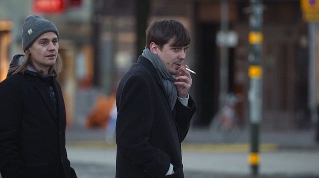 Đoạn clip quảng cáo cho thấy hình ảnh những người hút thuốc đi ngang qua tấm biển đã dừng lại vì kinh ngạc khi thấy người đàn ông trong biển bỗng nhiên ho lớn, gương mặt “khốn khổ” vì khói thuốc. Hình ảnh đó khiến người qua đường cảm thấy bối rối, ái ngại với điếu thuốc đang hút dở, có người không dám đưa điếu thuốc lên môi nữa.