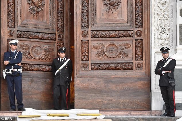 Đá rơi trong nhà thờ cổ, du khách xấu số thiệt mạng - 3 Hiện tại nhà thờ đã bị đóng cửa và người ta không biết khi nào công trình sẽ mở cửa trở lại.
