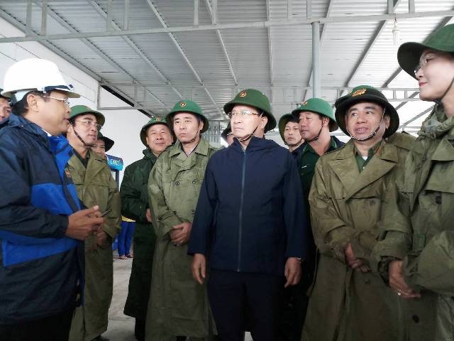 Người Sài Gòn, miền Tây chống bão - 12 Phó Thủ tướng Trịnh Đình Dũng kiểm tra và nghe báo cáo công trình điện gió Bạc Liêu trước tình hình bão. (Ảnh: Huỳnh Hải)
