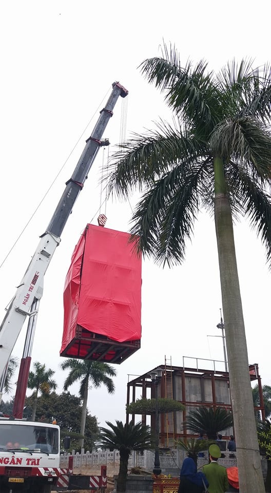 Tổ chức di dời Tượng Đức ông Hưng Nhượng Đại Vương Trần Quốc Tảng - 4 Đưa Tượng Đức Ông xuống