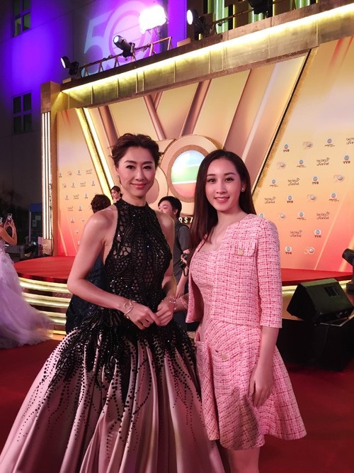 Xuân Quỳnh chụp ảnh với nữ diễn viên Hồ Định Hân.