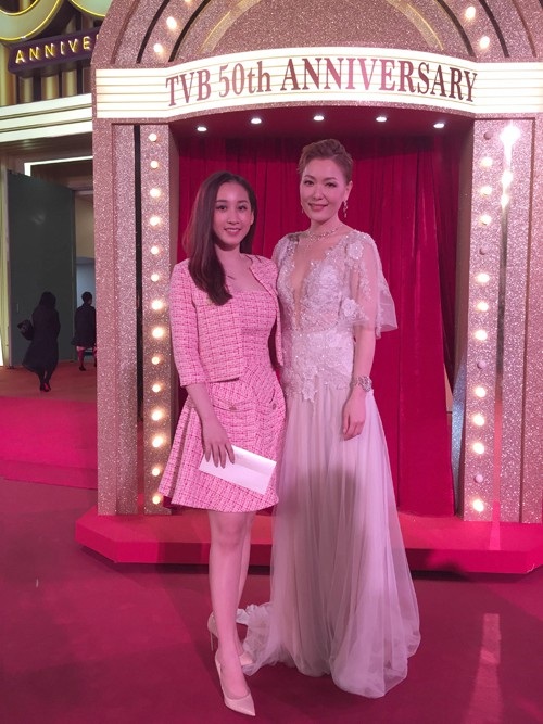 Á hậu Điện ảnh khoe dáng bên nữ diễn viên Điền Nhụy Ni.