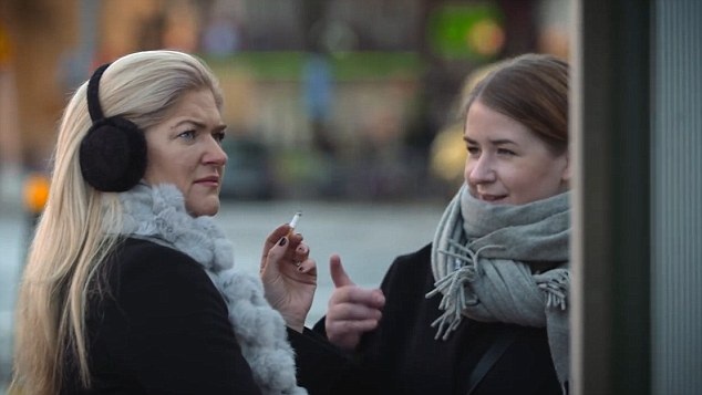 Bất cứ khi nào có một người hút thuốc đi ngang qua tấm biển quảng cáo, máy phát hiện khói thuốc sẽ khiến người đàn ông trong tấm biển ho lớn với dáng điệu và biểu cảm bỗng trở nên “khốn khổ” vì khói thuốc.