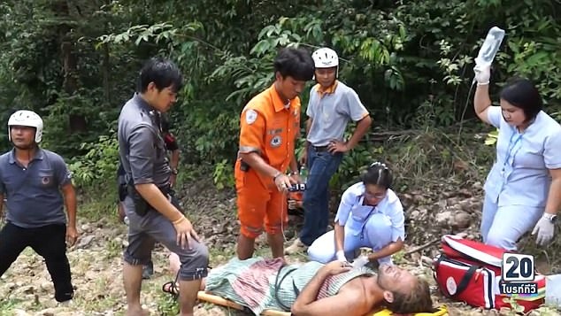 Nam diễn viên gặp nạn trong rừng may mắn sống sót - 2 Nam diễn viên nhanh chóng được đưa tới bệnh viện cấp cứu trong ngày thứ 2 vừa qua sau 3 ngày nhà chức trách cử người tích cực tìm kiếm trong rừng.