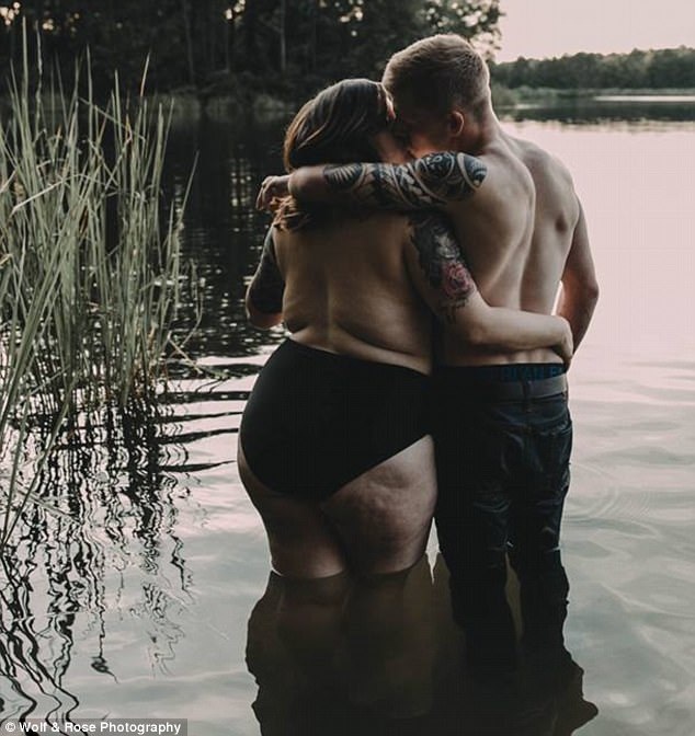 “Nàng béo” của bộ ảnh gây bão mạng vừa bị… sa thải - 2 Bộ ảnh này đã nhanh chóng lan truyền trên mạng và được cư dân mạng nhiều quốc gia biết tới.