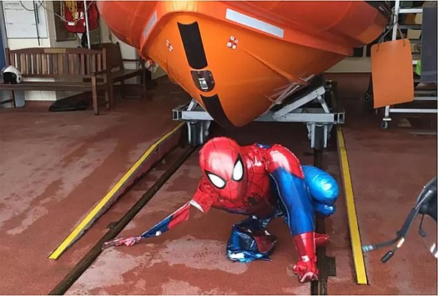 Hài hước vụ giải cứu… Người Nhện bị rơi xuống biển - 1 Một quả bóng bay hình Người Nhện đã dẫn tới một cuộc giải cứu huy động cả xuồng máy và trực thăng, sau khi người dân vô tình nhầm lẫn quả bóng bay rơi xuống biển là một vận động viên nhảy dù gặp nạn.