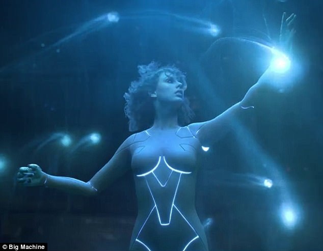 “Nín thở” chờ Taylor Swift tung MV mới với diện mạo “sexy” - 5 Qua teaser có thể đoán trước rằng phong cách của MV “...Ready For It?” sẽ khá bí ẩn.