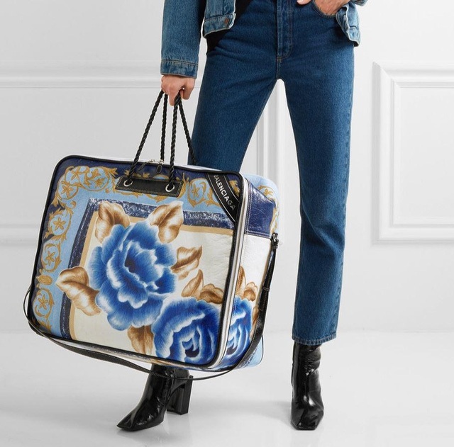 Váy da trông như thảm cao su có giá… 57 triệu đồng - 6 Balenciaga có rất nhiều mẫu thiết kế “độc, lạ” gây sốc với các tín đồ mốt theo phong cách này, chẳng hạn chiếc túi xách bằng da có giá 3.670 USD (hơn 83 triệu đồng) có diện mạo trông không khác gì… túi đựng chăn.