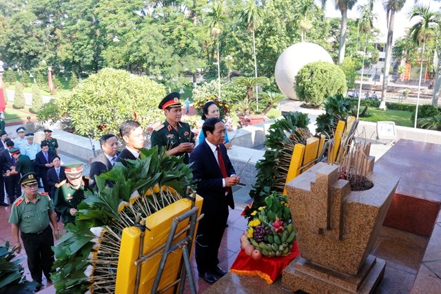 Dành hàng trăm tỉ đồng tri ân gia đình thương binh, liệt sĩ, người có công - 2 Lãnh đạo thành phố dâng hương tưởng niệm tại Đài Liệt sĩ (ảnh Cổng TTĐT thành phố)