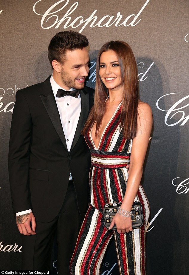 Thành viên One Direction lần đầu nói về cuộc tình “chị em” - 1 Nam ca sĩ Liam Payne, cựu thành viên nhóm nhạc One Direction, cho biết bạn gái của anh - Cheryl không muốn nghe về khoảng cách lứa tuổi giữa hai người và rất dễ bị tự ái khi bị đùa tếu về việc Liam kém cô tới 10 tuổi.