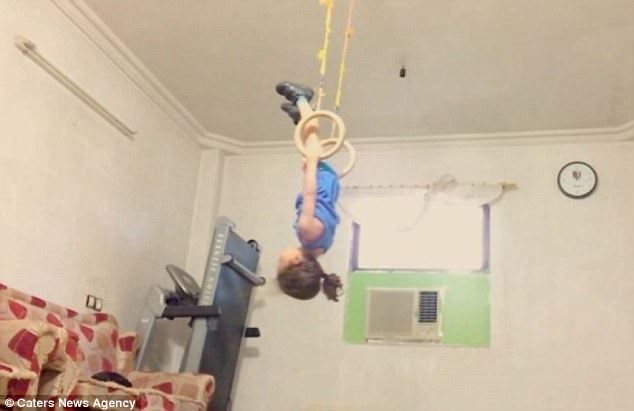 Cậu bé “Người Nhện” 3 tuổi tiếp tục gây sửng sốt - 7 Khả năng của cậu bé được cha của cậu phát hiện từ sớm.