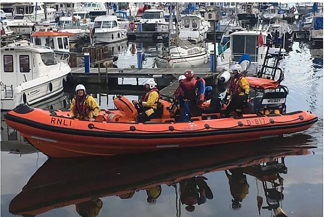 Hài hước vụ giải cứu… Người Nhện bị rơi xuống biển - 2 Mặc dù vậy, nhân viên cứu hộ vẫn chạy xuồng ra vớt quả bóng bay Người Nhện để tránh những cuộc gọi cứu hộ nhầm lẫn tiếp theo.