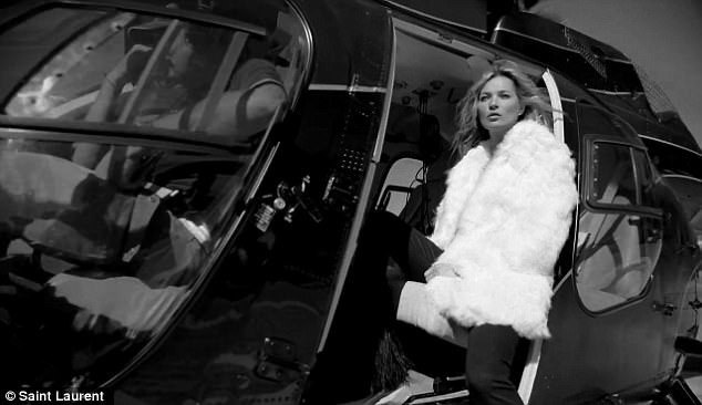 Dù đã ở tuổi ngoại tứ tuần và không còn hoạt động thường xuyên trong lĩnh vực người mẫu, nhưng Kate Moss vẫn luôn chứng tỏ đẳng cấp “siêu mẫu huyền thoại” mỗi lần tái xuất.