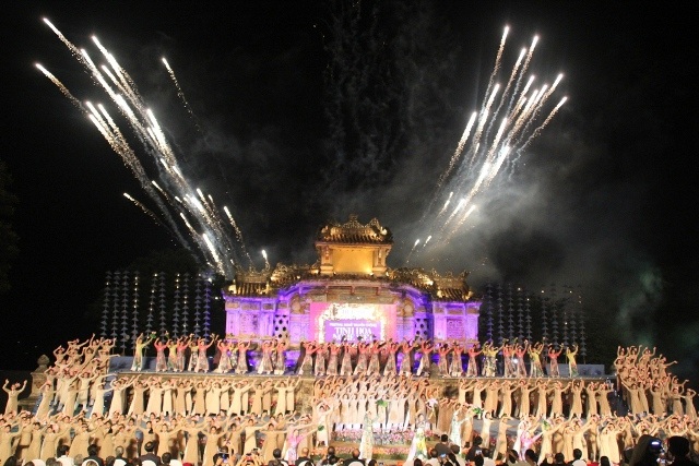 Festival nghề truyền thống Huế 2017 nơi Tinh hoa nghề Việt hội tụ - 7 Lễ khai mạc Festival nghề truyền thống Huế 2017 sẽ diễn ra ấn tượng tại Quảng trường trước trường Quốc Học và tối 28/4