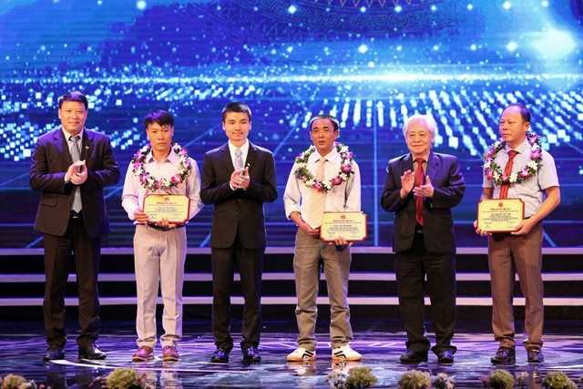 Nhân tài Đất Việt 2017: Nông dân sáng chế máy cấy lúa giành giải Khuyến tài - 1
Anh Trần Đại Nghĩa (ngoài cùng bên phải) nhận giải thưởng Khuyến tài - Nhân tài Đất Việt 2017 tối 16/11/2017. (Ảnh: Hữu Nghị)