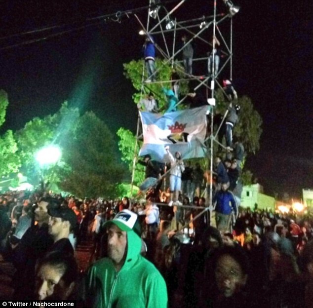 Sự phấn khích thái quá của đám đông khán giả tại đêm nhạc