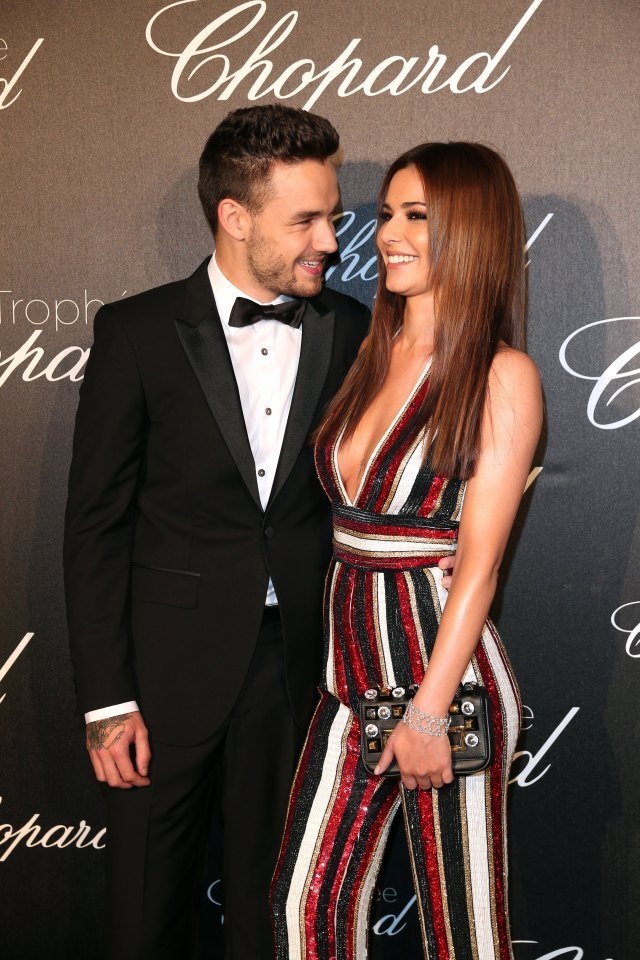 Cheryl và Liam Payne - Khoảng cách 10 tuổi: Chuyện tình “chị em” đình đám nhất giới showbiz quốc tế hiện nay chính là cuộc tình “đơm hoa kết trái” giữa cặp đôi ca sĩ Cheryl và cựu thành viên nhóm nhạc nam One Direction - Liam Payne. Cặp đôi bắt đầu hẹn hò từ đầu năm 2016 sau khi Cheryl quyết định kết thúc cuộc hôn nhân thứ hai không hạnh phúc.