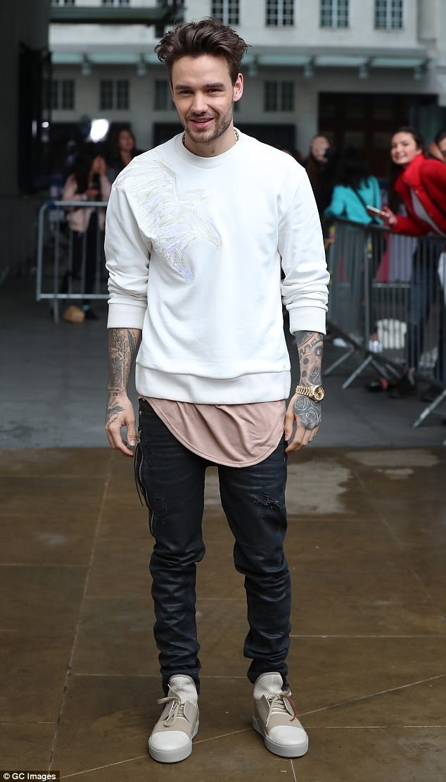 Thành viên One Direction lần đầu nói về cuộc tình “chị em” - 2 Xuất hiện tại một chương trình phỏng vấn trên sóng phát thanh mới đây, Liam Payne đã bất ngờ chia sẻ về cuộc tình “chị em” của mình.