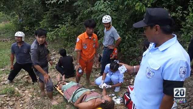 Nam diễn viên gặp nạn trong rừng may mắn sống sót - 4 Đội cứu hộ phải mất tới hai tiếng mới có thể đưa Paul ra khỏi rừng và tới bệnh viện gần nhất.