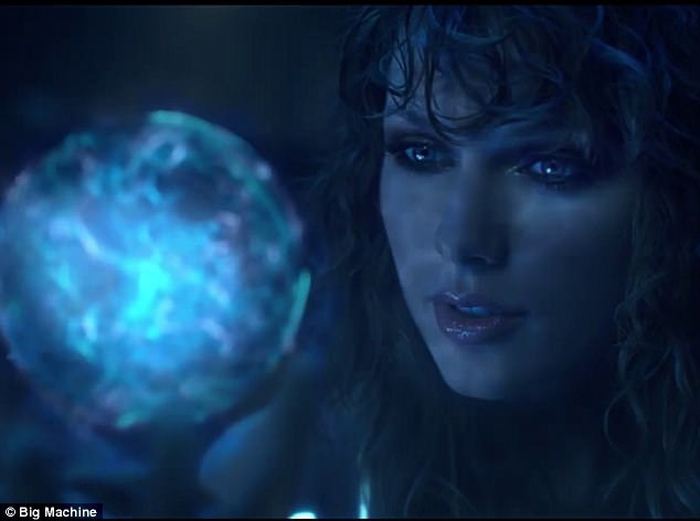 “Nín thở” chờ Taylor Swift tung MV mới với diện mạo “sexy” - 7 Teaser cho thấy MV “...Ready For It?” dường như lấy đề tài khoa học viễn tưởng và Swift sẽ hóa thần thành một nàng robot gợi cảm. Không gian trong clip khá u tối, có chút phong cách kinh dị với “beat” nhạc khá nặng.