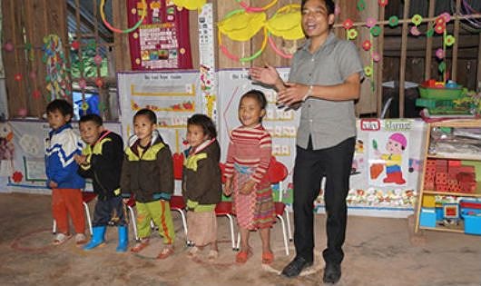 Thầy giáo trẻ “cắm bản” dạy trẻ mầm non - 1 Thầy giáo trẻ “cắm bản” dạy trẻ mầm non - 1