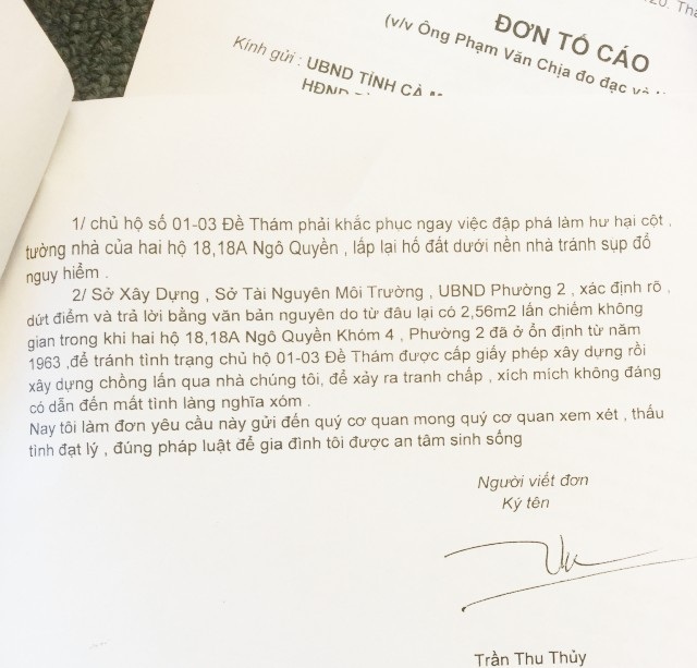 Cà Mau: Sở Xây dựng báo cáo “bất nhất”, dân lo sợ bị dỡ nhà! - 3 Bà Trần Thu Thủy bức xúc, bà đã gửi đơn đến cơ quan chức năng hơn 7 tháng qua, nhưng công trình lấn chiếm không gian nhà bà vẫn được tiếp tục thi công.
