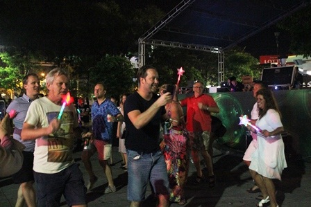 Khắp nơi tưng bừng với lễ hội đếm ngược, chào đón năm mới 2017 - 8 Khắp nơi tưng bừng với lễ hội đếm ngược, chào đón năm mới 2017 - 8