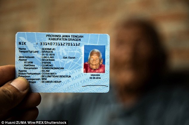 Người già nhất thế giới mừng sinh nhật thứ… 146 - 4 Ông Saparman Sodimejo, tên thường gọi Mbah Gotho, có thẻ căn cước đề ngày sinh là 31/12/1870. Điều này đã được nhà chức trách ở Indonesia lên tiếng khẳng định.