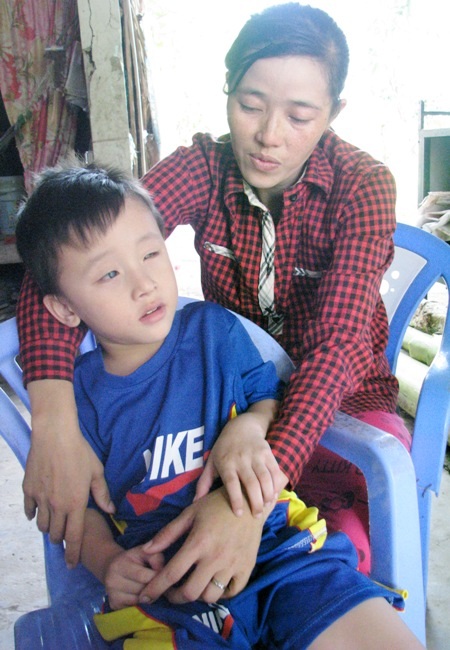 “Mẹ ơi, con muốn sáng mắt !” - 5 Người mẹ nghèo này đã bao năm bế tắc khi không đủ khả năng để mang lại ánh sáng cho con trai của mình.