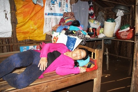 Thương 2 mẹ con thoi thóp từng ngày vì bệnh tim hành hạ - 4 Bà Thanh hầu như chỉ nằm một chỗ do bệnh tim hành hạ