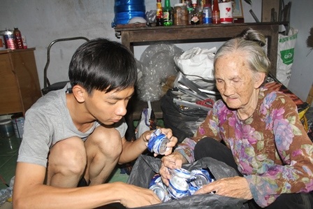 Bà lão gần 80 tuổi nhặt phế liệu nuôi cháu mồ côi ăn học - 5 Những thứ người khác bỏ đi giúp 2 bà cháu sống qua ngày