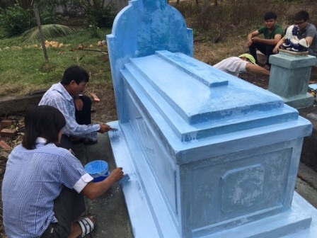 Đồng bào miền Tây đi tảo mộ ngày giáp Tết - 6 Các phần mộ được sơn mới để đón Tết