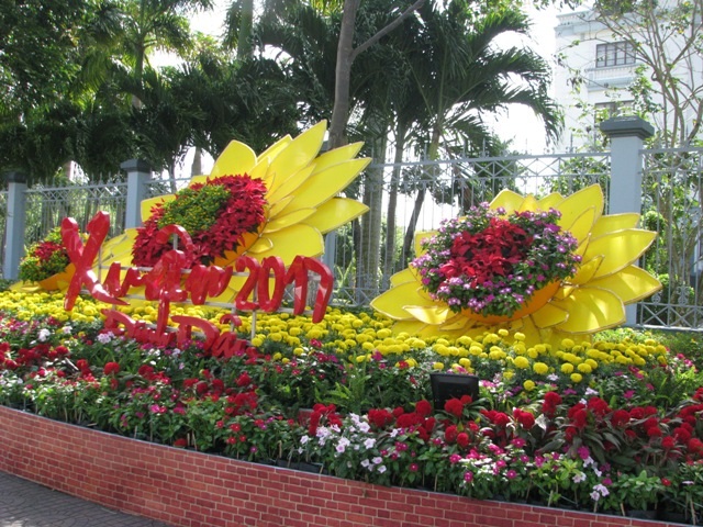 Ấn tượng hình gà “khủng” đón Tết Đinh Dậu - 9