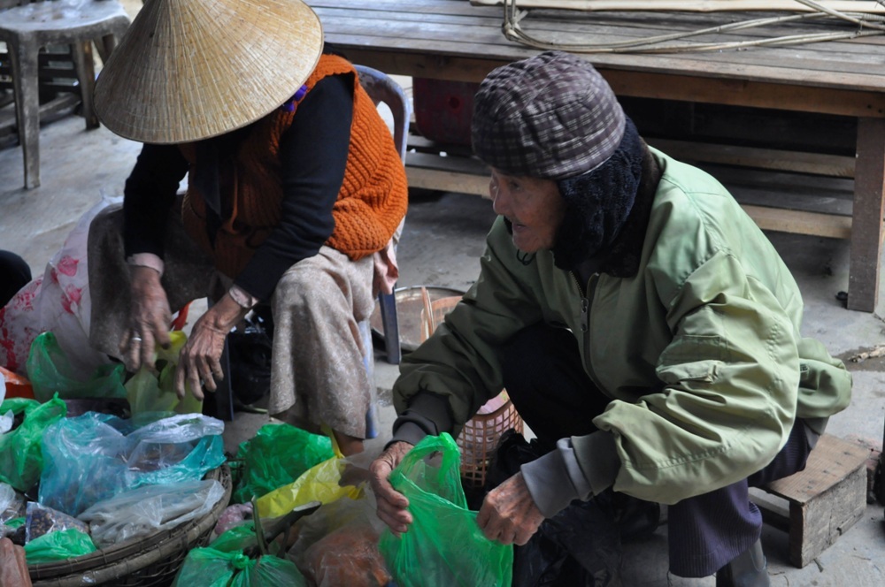 “Chen chân” sắm Tết trong phiên chợ ngày cuối năm - 40
Đôi vợ chồng già hạnh phúc bên nhau ngày cuối năm