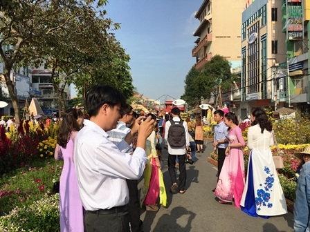 Đông nghịt người du xuân, lễ chùa ngày đầu năm - 3 Nhiều người mặc áo dài truyền thống du xuân tại đường hoa sáng sớm mùng 1 Tết