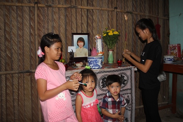 
Mẹ chết, mấy chị em phải sống cảnh mồ côi
