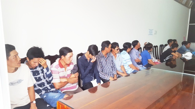 Các đối tượng tham gia đá gà ăn tiền tại cơ quan công an.