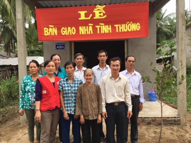 Khánh thành nhà Nhân ái do bạn đọc Dân trí đóng góp - 5 Gia đình cùng chính quyền địa phương vui mừng bên căn nhà mới